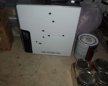 Le disparó ocho tiros a su computadora en un callejón y fue citado por la justicia