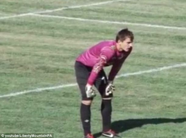 Increíble gol en contra de un arquero en el día de su debut