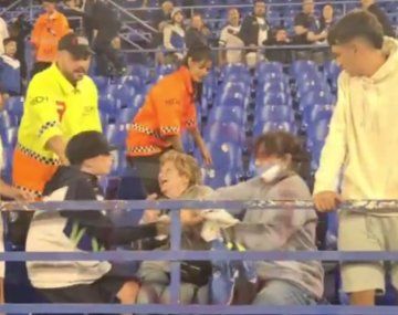 Pelea en la platea de Vélez: una señora quiso arrebatarle una camiseta a un nene