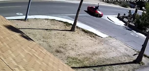 VIDEO: Le confesó a su novia que tenía sida y ella lo atropelló con el auto