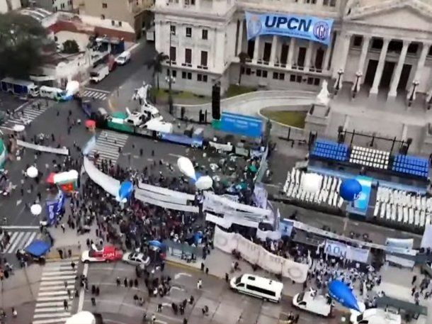 Masiva concentración de la CGT y CTA frente al Congreso para celebrar la eliminación de Ganancias