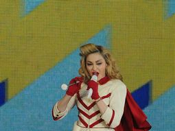madonna, peleada con sus fans chilenos por fumar madonna, peleada con sus fans chilenos por fumar