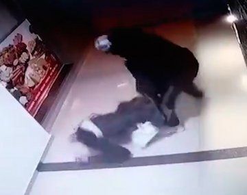 Violento robo a una chica en la entrada de un edificio