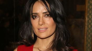 esta madurita sigue teniendo un escote al rojo vivo esta madurita sigue teniendo un escote al rojo vivo