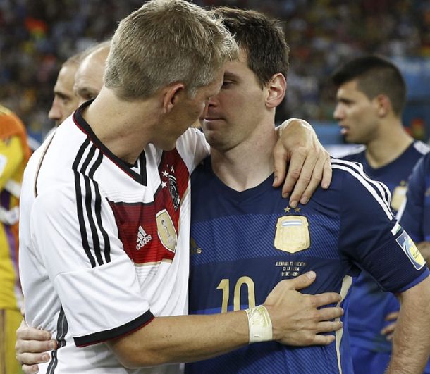 El alemán consuela a Lionel Messi tras la obtención del Mundial 2014