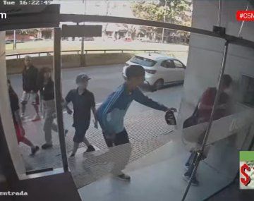 Alerta en Palermo por una banda de menores que asalta a los alumnos de los colegios de la zona