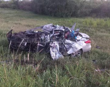Violento accidente entre un micro y un auto deja tres muertos