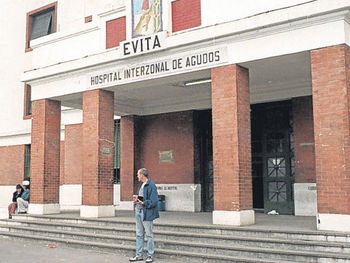 Brutal ataque a una mujer policía: le clavaron una varilla en una oreja