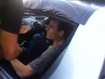 Un ladrón queda encerrado en un auto que intentaba robar