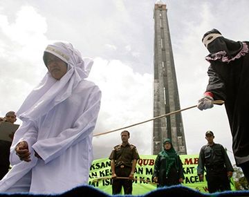 Una mujer fue violada por ocho hombres y podría ser condenada a recibir azotes