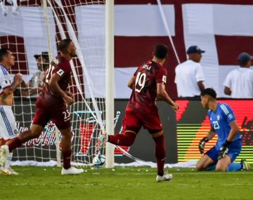 Venezuela goleó 3-0 a Chile y se ilusiona con la clasificación