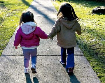 Abusaban de sus hijas y las obligaban a verlos teniendo relaciones sexuales