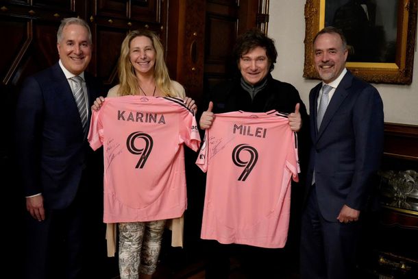 Javier Milei posó con la camiseta autografiada de Lionel Messi: Con cariño...