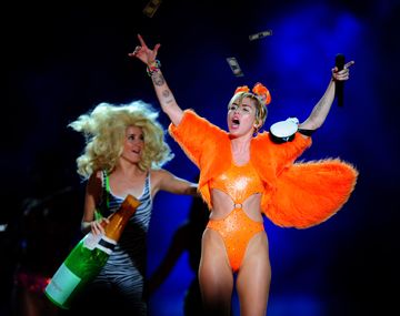 Miley Cirus brindó un recital hot en GEBA ante miles de fans