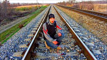 Uno de los youtubers del canal kreosan carga su móvil en las vías del tren Uno de los youtubers del canal kreosan carga su móvil en las vías del tren