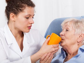 Geriátricos: qué tener en cuenta para elegir y evitar maltratos