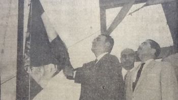 El secretario de Agricultura, Gilberto Flores Muñoz, iza la bandera  mexicana en 1958 durante la expropiación del latifundio de Cananea (Sonora).