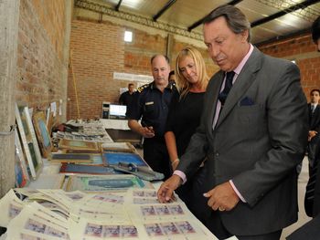 Cayó una banda que falsificaba dinero y entradas a estadios