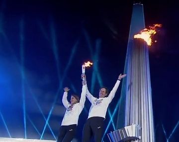 Paula Pareto y Santiago Lange encendieron el pebetero olímpico en el Obelisco
