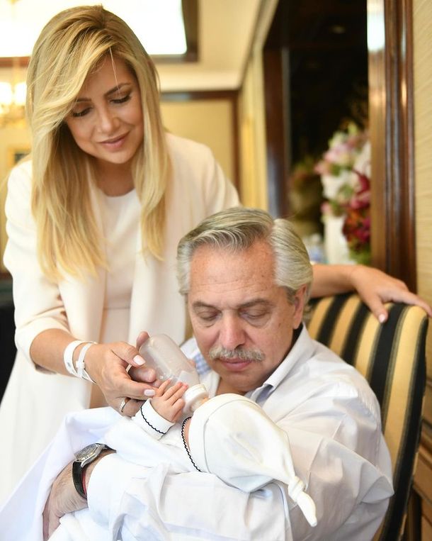 Alberto Fernández se mostró cuando le daba la mamadera a Francisco