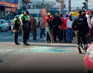 Dos hinchas de River se cayeron de un micro cuando iban al Monumental