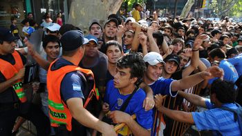 locura por el superclasico de verano: seis cuadras de cola por una entrada locura por el superclasico de verano: seis cuadras de cola por una entrada