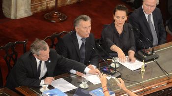 Macri recibió un paquete de yerba Macri recibió un paquete de yerba