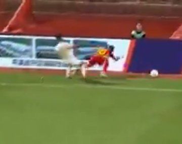 China: un futbolista se fracturó la cervical tras chocar contra un cartel publicitario