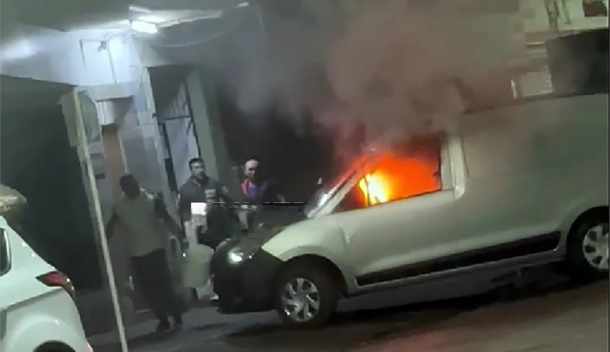 Las llamas rápidamente se apoderaron del vehículo.