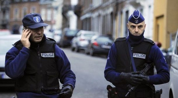 Alarma en Bélgica: dos policías fueron atacados a machetazos