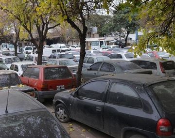 Robaron la batería del auto a un remisero en un corralón municipal