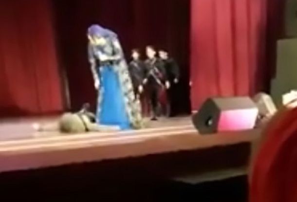 VIDEO: Bailarín ruso cae muerto en escena y el público aplaude creyendo que actuaba