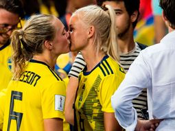 El beso que emociona al Mundial de Fútbol femenino