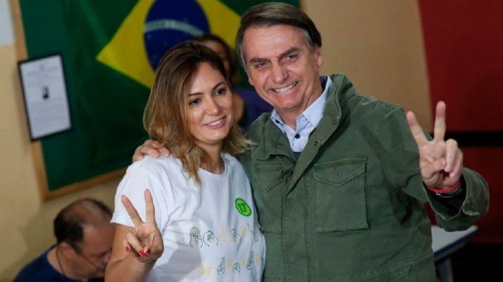 En Brasil no, en EE.UU. sí: la mujer de Jair Bolsonaro se vacunó contra el coronavirus en Nueva York