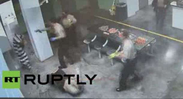 Ningún policía puede con este preso enfurecido en una cárcel de Estados Unidos