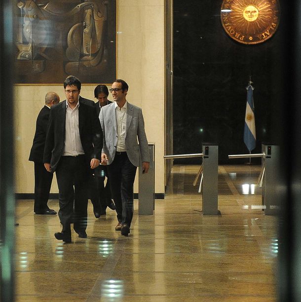 Encuentran 400 mil dólares no declarados en una cueva financiera