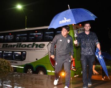 El DT en su llegada a Uruguay (foto: Prensa River)