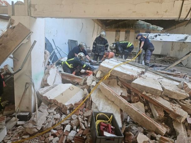 Derrumbe en un galpón de Temperley: así rescataron a un obrero