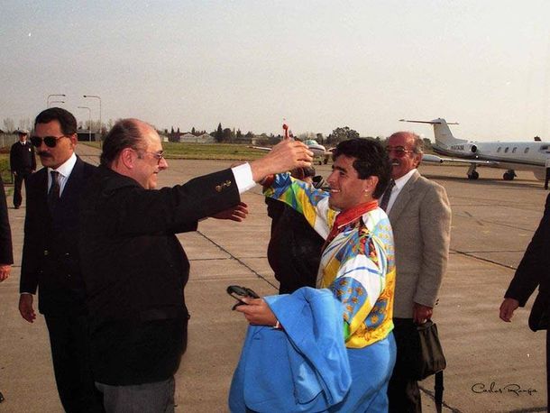 Publican fotos inéditas de la llegada de Maradona a Newells