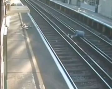 VIDEO: intentó cruzar las vías pero se cayó justo antes de que pase el tren