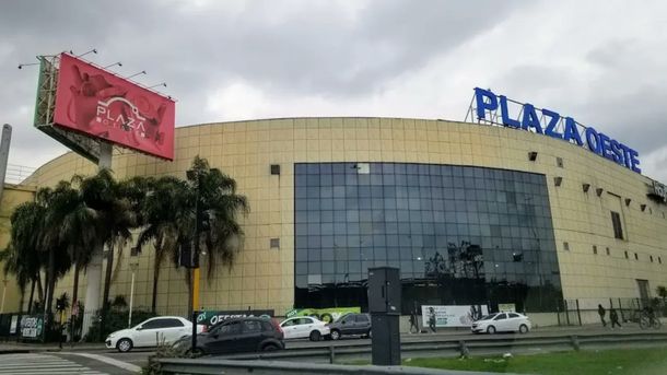 Video: se derrumbó el techo del shopping Plaza Oeste