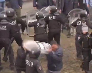 Video: violenta agresión de un policía a un manifestante durante la protesta
