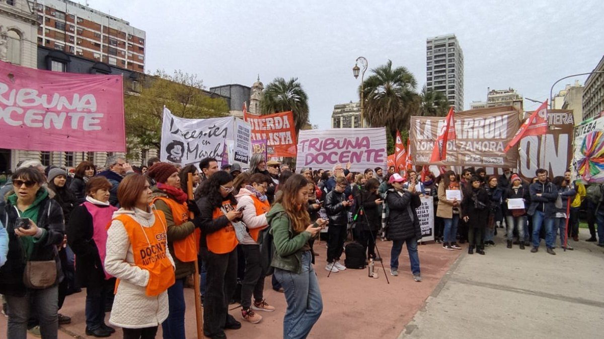 Docentes realizan paro de 24 horas en la Ciudad: se movilizaron al ...
