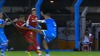 futbol violento: una criminal patada en partido en brasil futbol violento: una criminal patada en partido en brasil