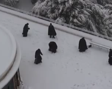 Monjes en una guerra de bolas de nieve