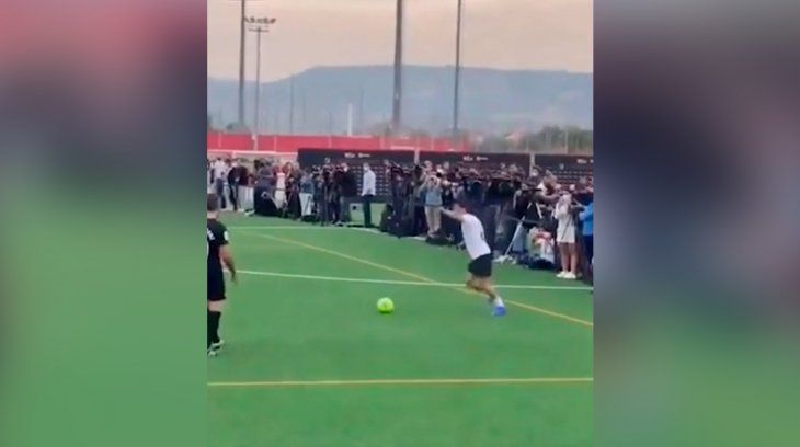 vicuna-jugando-al-futbol