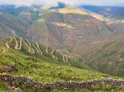 El pueblo rodeado entre montañas y es uno de los destinos más lindos