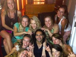 falcao esta de fiesta y rodeado de mujeres argentinas falcao esta de fiesta y rodeado de mujeres argentinas