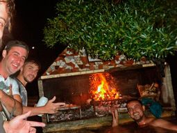 Un grupo de amigos hizo un asado bajo el agua en La Emilia Un grupo de amigos hizo un asado bajo el agua en La Emilia