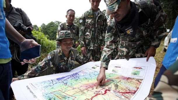 El operativo de rescate de los cuatro chicos y el entrenador comenzó bajo una intensa lluvia